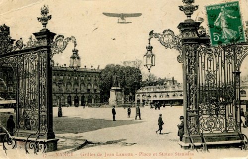 Ville de Nancy - Avion survolant la Place Stanislas