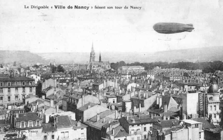 Ville de Nancy - Dirigeable survolant la ville