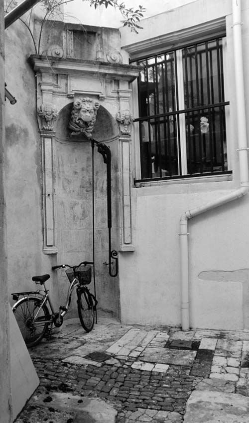 Ville de Nancy - Ancienne fontaine dans le fond d'une cour